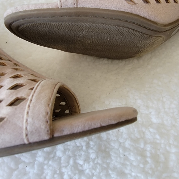 Liz Claiborne Cream Koala Peep Toe Heeled Sandal - Picture 9 of 11